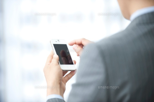 スマホを使うビジネスマン
(c)moonbase