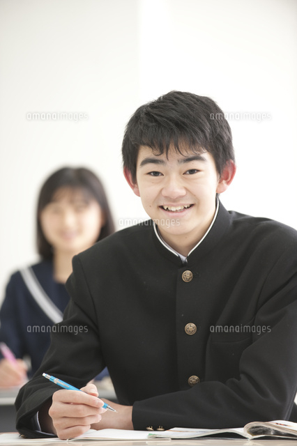 授業中の中学生男女
(c)moonbase