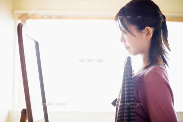 鏡の前で衣装合わせをする女性
(c)UFO RF/a.collectionRF