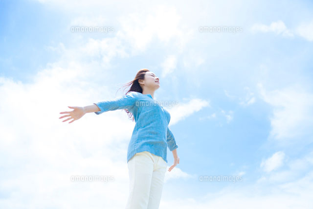 両手を広げる日本人女性
(c)UFO RF/a.collectionRF