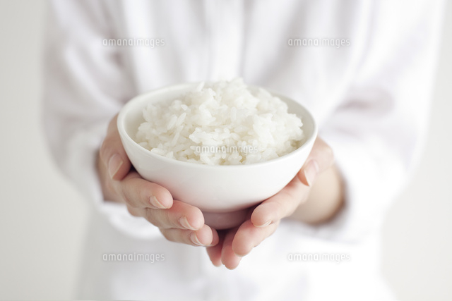 ご飯茶碗を持つ女性の手元
(c)UFO RF/a.collectionRF