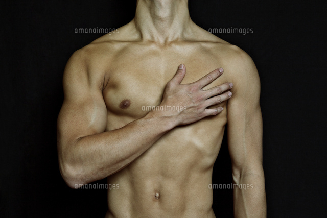 胸に手をあてる筋肉質の男性の上半身
(c)UFO RF/a.collectionRF