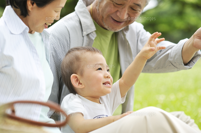 孫と遊ぶ老夫婦[10264000639]｜ 写真素材・ストックフォト・画像・イラスト素材｜アマナイメージズ