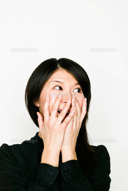 手で顔を覆う日本人女性
(c)Pholdar nine/a.collectionRF