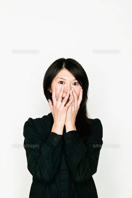手で顔を覆う日本人女性
(c)Pholdar nine/a.collectionRF