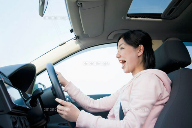 車を運転する日本人女性
(c)Pholdar nine/a.collectionRF