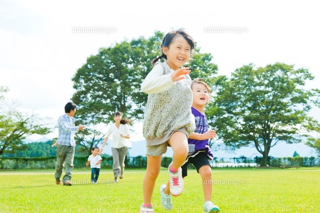 芝生を走る日本人の家族
(c)Pholdar nine/a.collectionRF