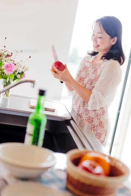 キッチンに立つ日本人女性
(c)Pholdar nine/a.collectionRF