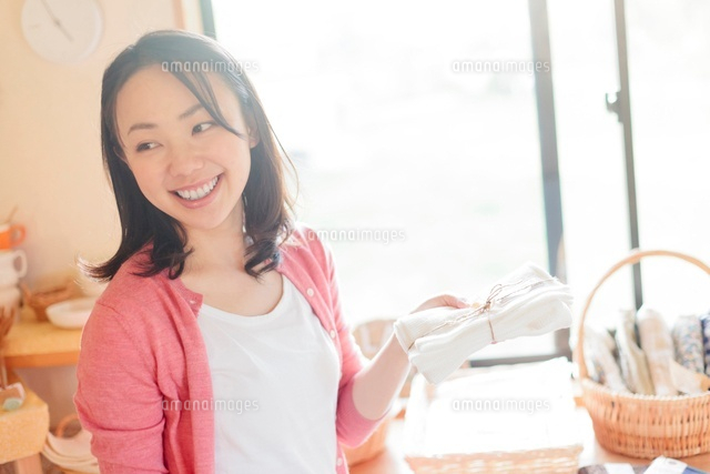 ショッピングをする日本人女性
(c)Pholdar nine/a.collectionRF