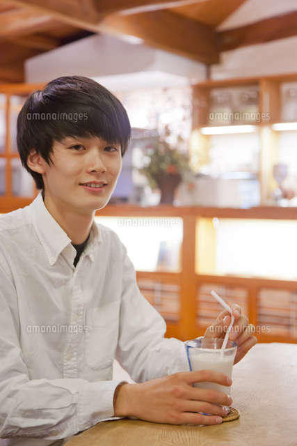 カフェのテーブルで微笑む日本人の男性
(c)Pholdar nine/a.collectionRF