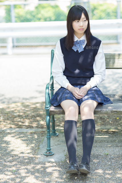 ベンチに座る日本人の女子高生[10272004965]｜ 写真素材・ストックフォト・画像・イラスト素材｜アマナイメージズ