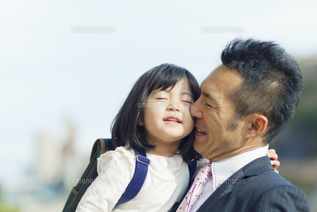 日本人の父と娘 10272005269 ｜ 写真素材・ストックフォト・画像・イラスト素材｜アマナイメージズ