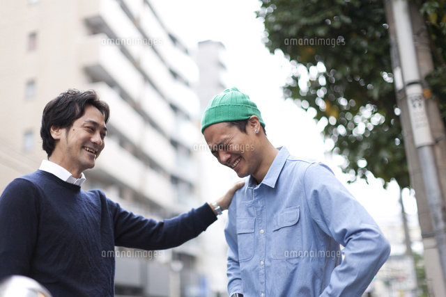 都会の休日に外で談笑する30代男性の友人同士
(c)KIYOKO FUKUDA/a.collectionRF