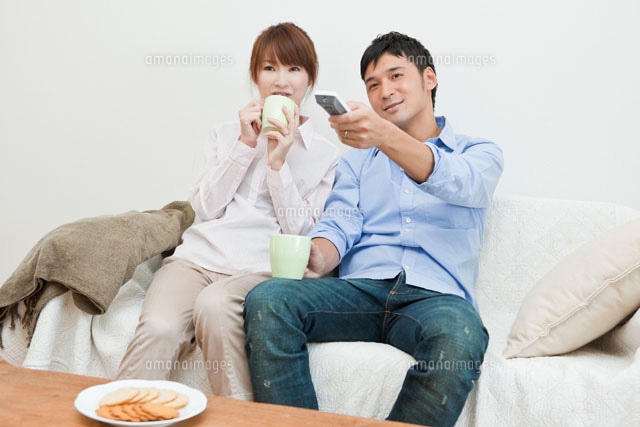 テレビを見てくつろぐ若い夫婦
(c)RYO/a.collectionRF