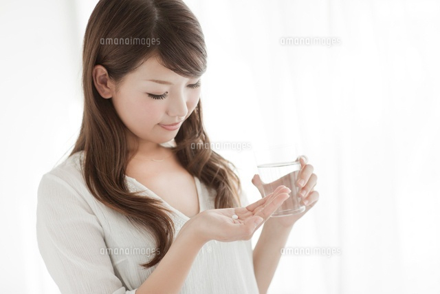 薬と水を持つ若い女性
(c)RYO/a.collectionRF