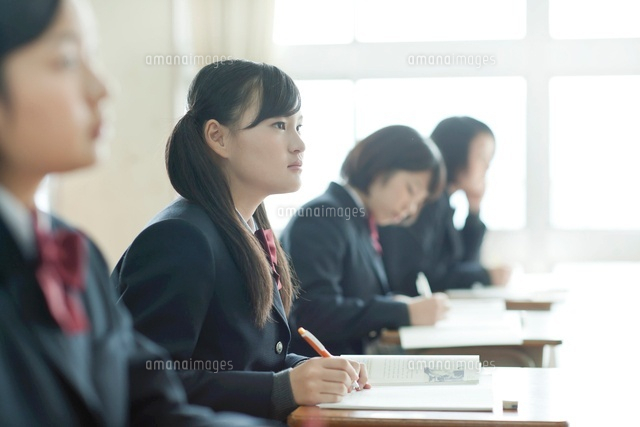 教室で真剣に授業を受ける女子校生
(c)RYO/a.collectionRF