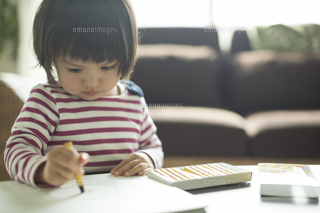 お絵描きをする女の子
(c)RYO/a.collectionRF