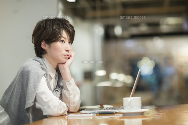 カフェで考え事をするビジネスウーマン
(c)RYO/a.collectionRF