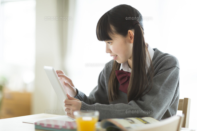 タブレットPCで勉強をする女子中学生
(c)RYO/a.collectionRF
