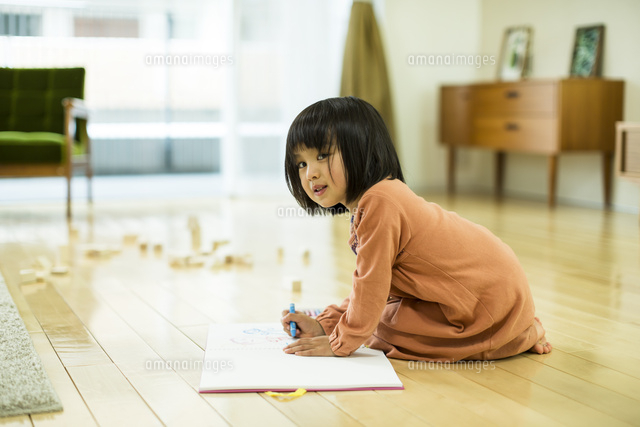 お絵描きをする女の子
(c)RYO/a.collectionRF