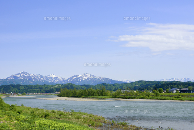雪が残る越後三山と魚野川
(c)Niigata Photo Library/a.collectionRF