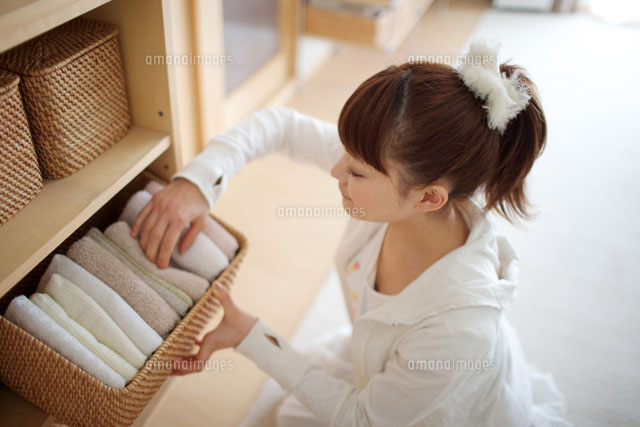 棚の籠からタオルを出す若い女性
(c)MANZO NIIKURA/a.collectionRF