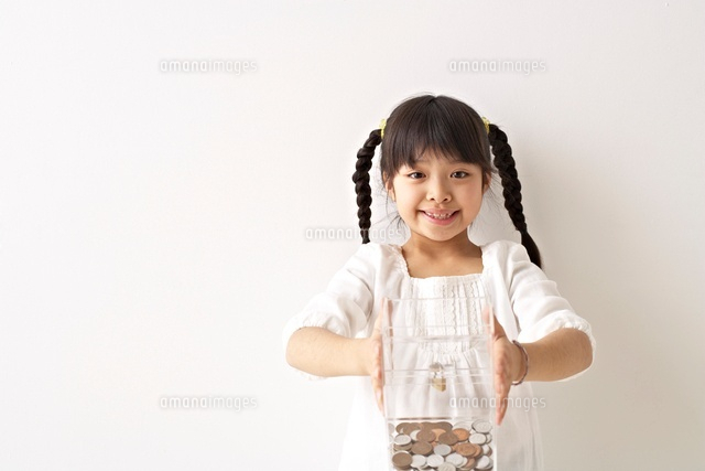 募金をする少女
(c)SHAKTI/a.collectionRF