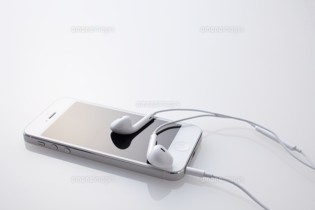 スマートフォン とイヤフォン
(c)SHAKTI/a.collectionRF
