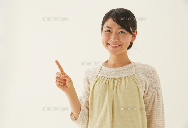 手をかざす主婦
(c)SHAKTI/a.collectionRF