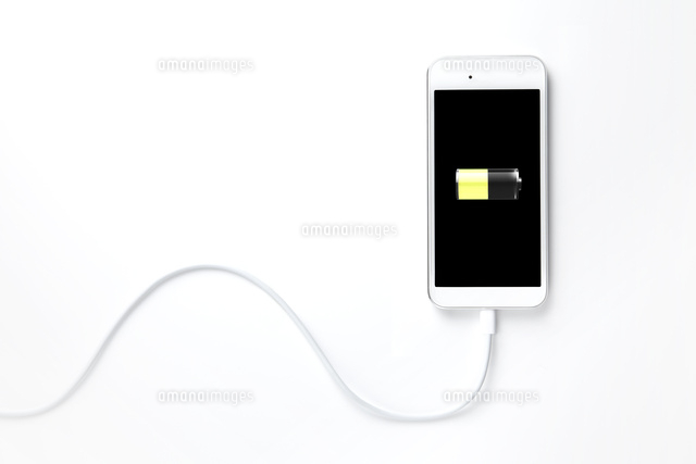 充電中のスマートフォン
(c)KTN/a.collectionRF