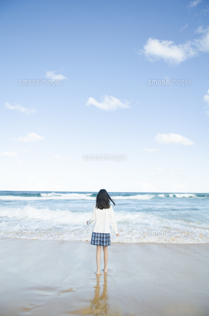 ビーチでたたずむ制服姿の女の子
(c)Emi Komagata/a.collectionRF
