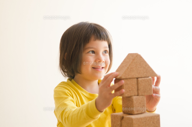 ブロックで遊ぶ女の子
(c)Emi Komagata/a.collectionRF