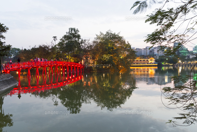 ホアンキエム湖に架かる玉山祠棲旭橋
(c)officek/a.collectionRF