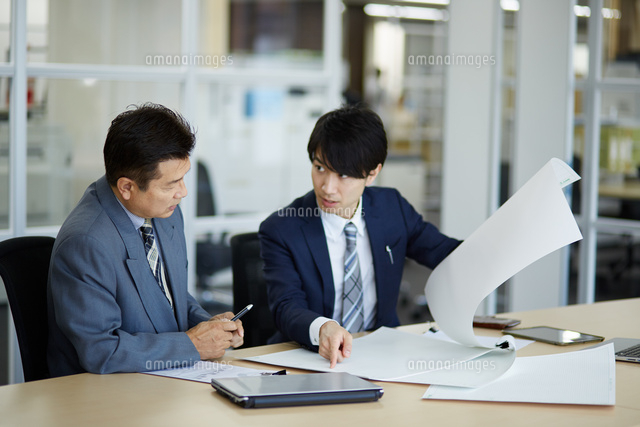会議中のビジネスマン
(c)forty-one/amanaimagesRF