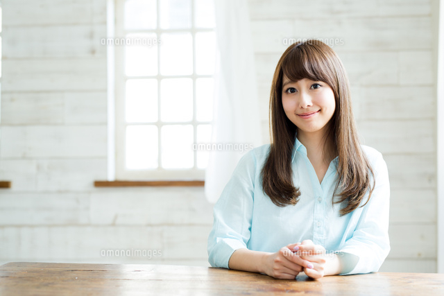 部屋でリラックスした爽やかな女性
(c)forty-one/amanaimagesRF