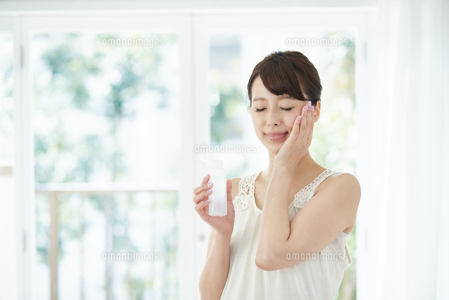 スキンケアする若い女性
(c)forty-one/amanaimagesRF