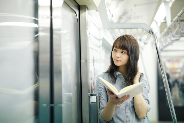 電車で読書する若い女性
(c)forty-one/amanaimagesRF