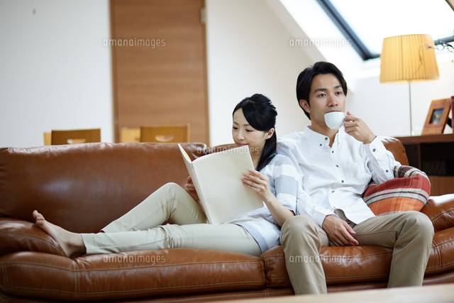 ソファで寛ぐ若い夫婦
(c)forty-one/a.collectionRF