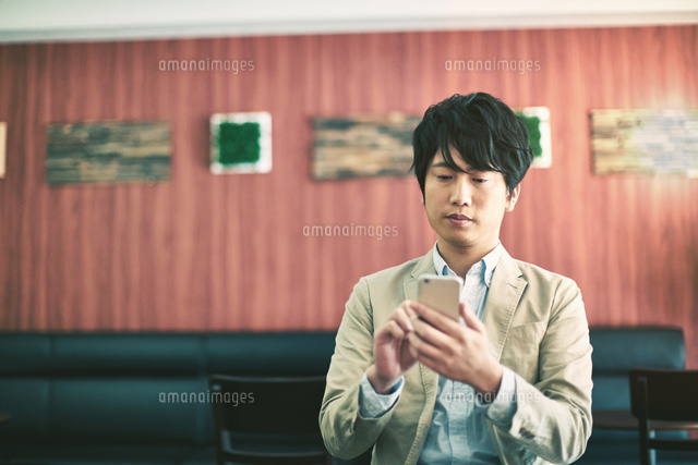 携帯電話を使う男性
(c)forty-one/a.collectionRF