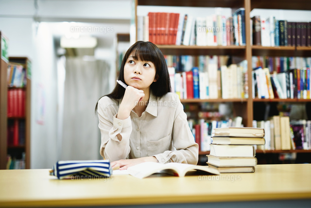 図書室で勉強する大学生
(c)forty-one/amanaimagesRF