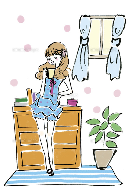 コーヒーを手にくつろぐ女性
(c)Utaha Ichino/a.collectionRF
