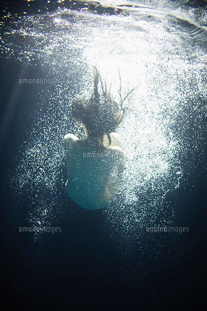 水中の裸の女性[11004070652]｜ 写真素材・ストックフォト・画像・イラスト素材｜アマナイメージズ