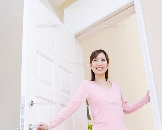ドアを開ける女性[11004081172]｜ 写真素材・ストックフォト・画像・イラスト素材｜アマナイメージズ