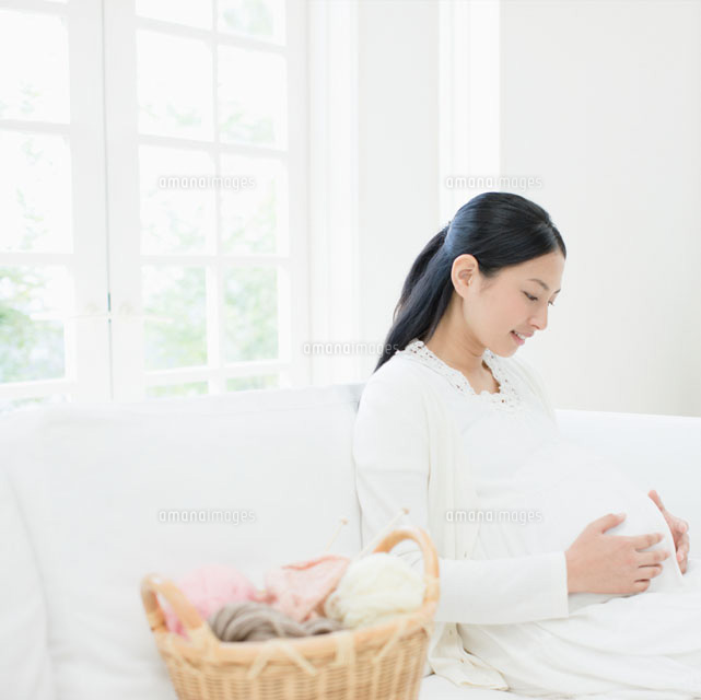 ソファに座る妊婦[11004088092]｜ 写真素材・ストックフォト・画像・イラスト素材｜アマナイメージズ