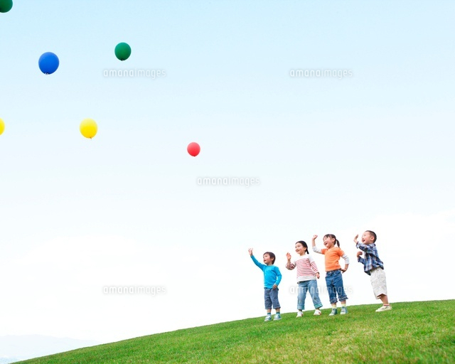 空へ飛ぶ風船に手を振る子供達[11004096734]｜ 写真素材・ストックフォト・画像・イラスト素材｜アマナイメージズ