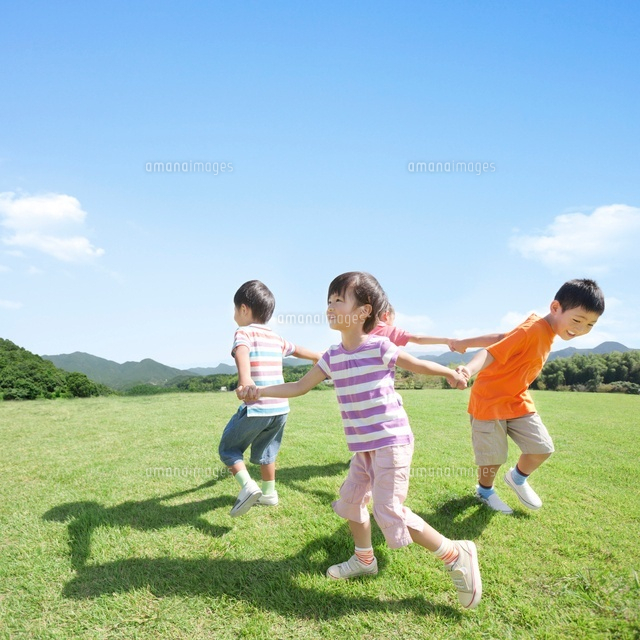 手を繋いで遊ぶ日本人の子供達[11004097710]｜ 写真素材・ストックフォト・画像・イラスト素材｜アマナイメージズ