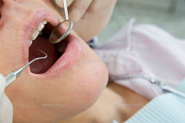 Close-up of a dentist inspecting a woman’s mouth
(c)Adam Burn/fStop