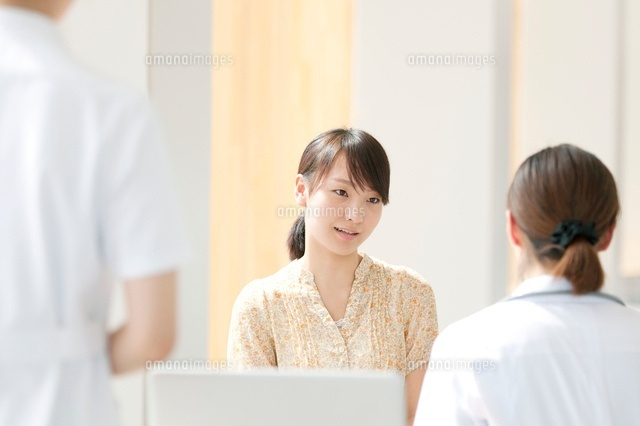 診察を受ける患者と女医
(c)visual supple