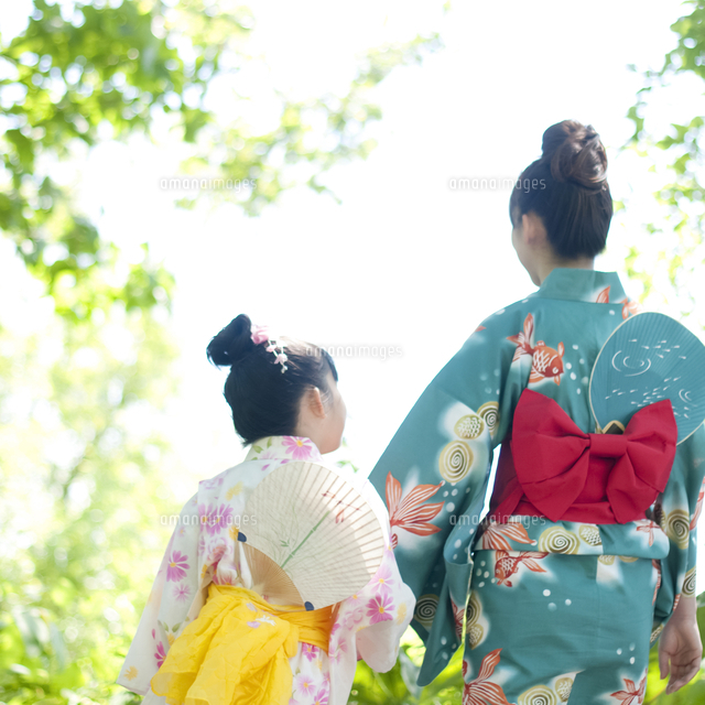 浴衣姿の親子の後姿
(c)visual supple