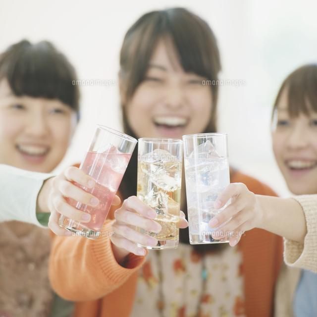乾杯をする3人の女性
(c)visual supple